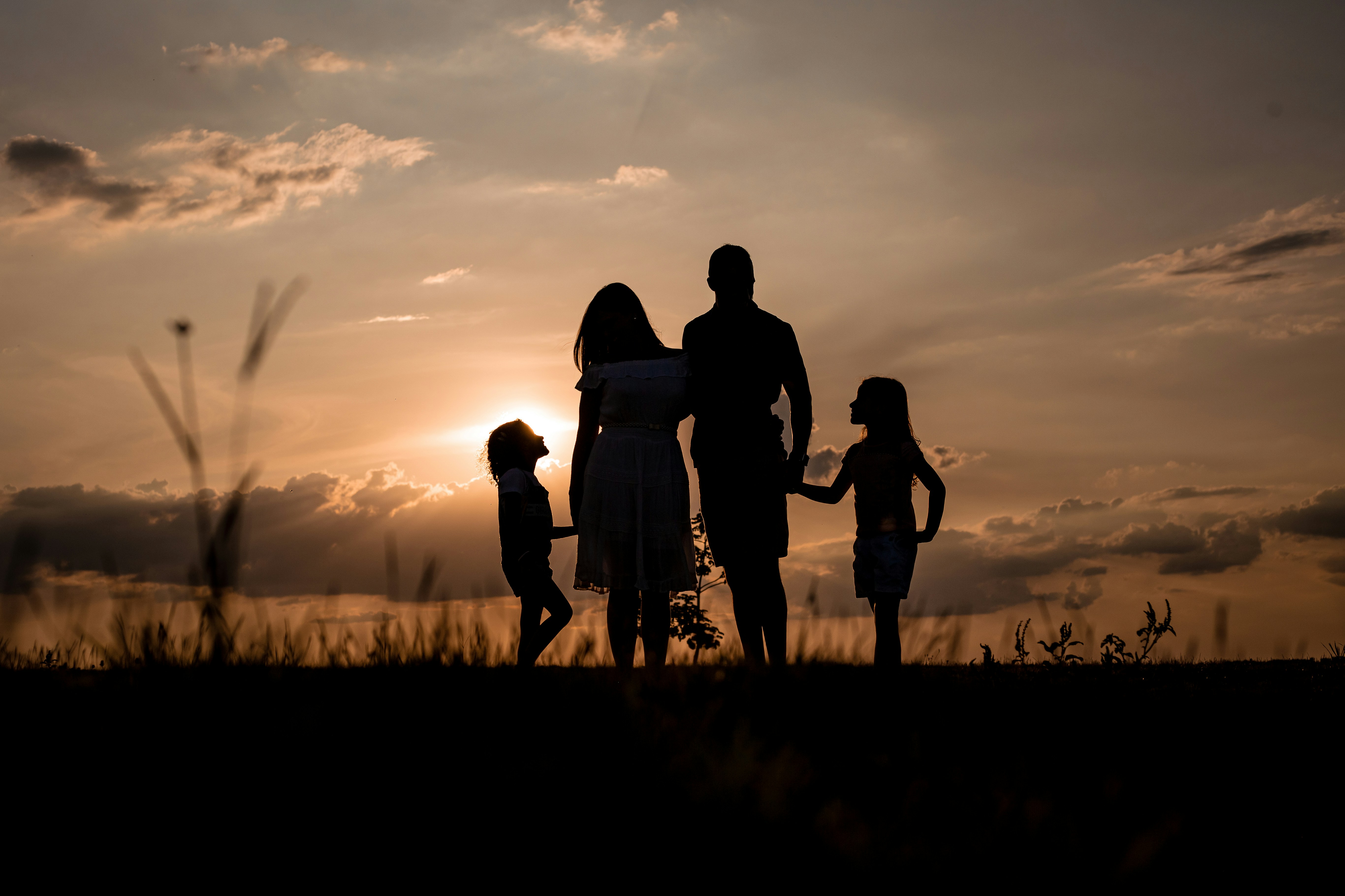 Familie vor einem Sonnenuntergang